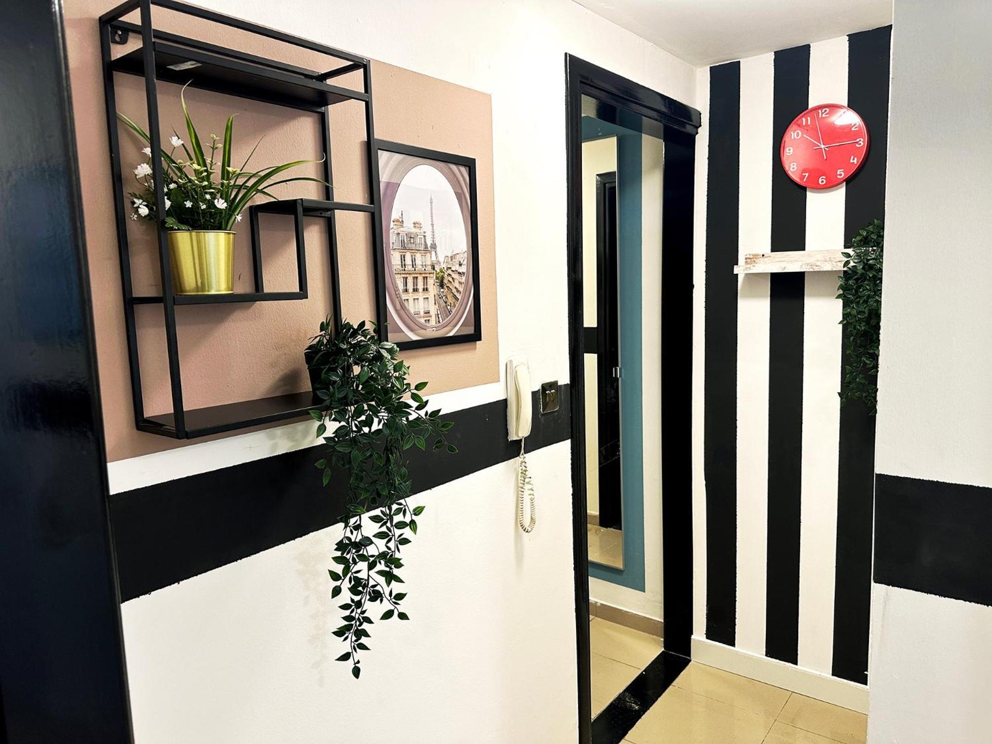 Cozy Corner Partition Near Burjuman Metro Homestay *
