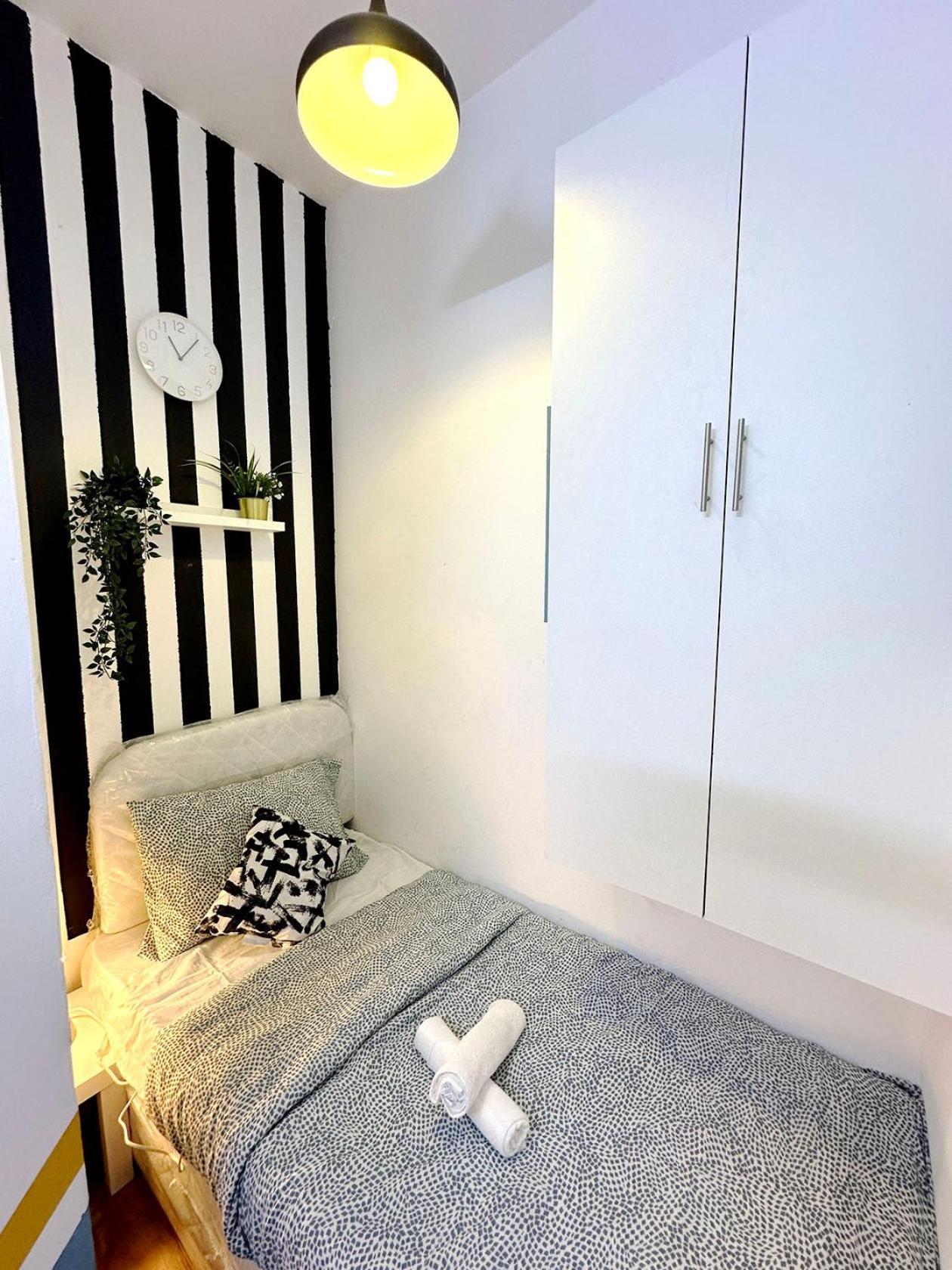 Cozy Corner Partition Near Burjuman Metro Homestay *