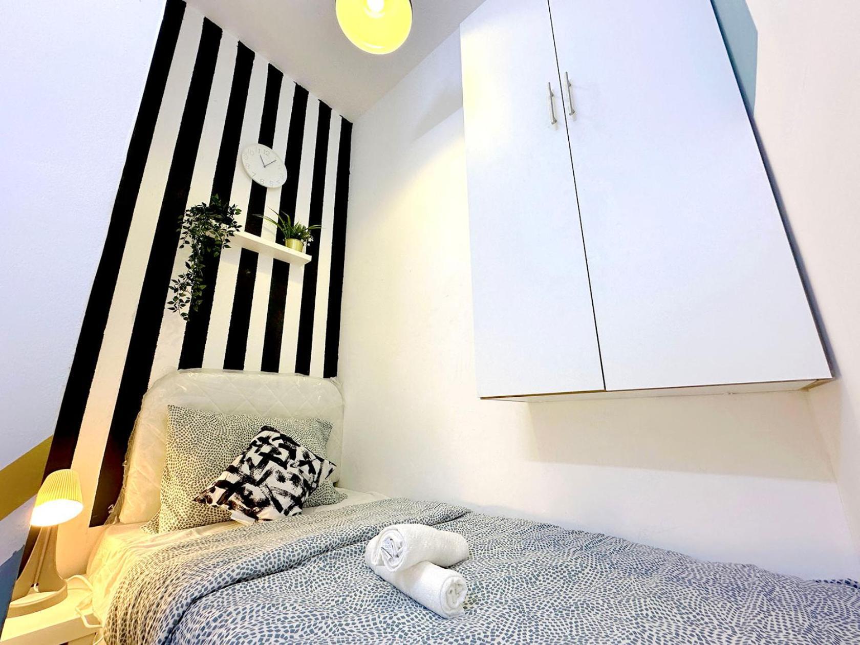 Cozy Corner Partition Near Burjuman Metro * Dubai
