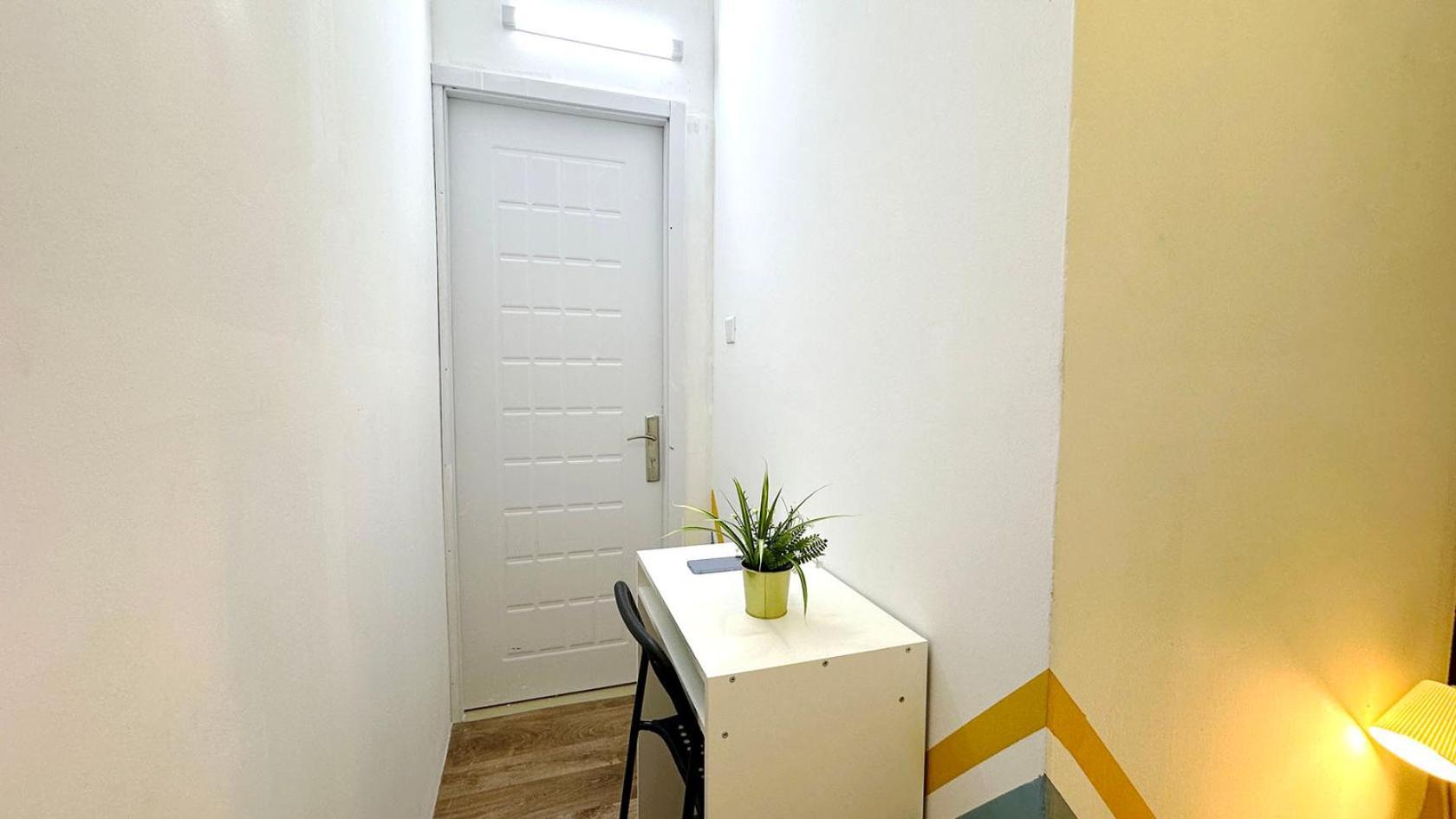 Cozy Corner Partition Near Burjuman Metro Homestay
